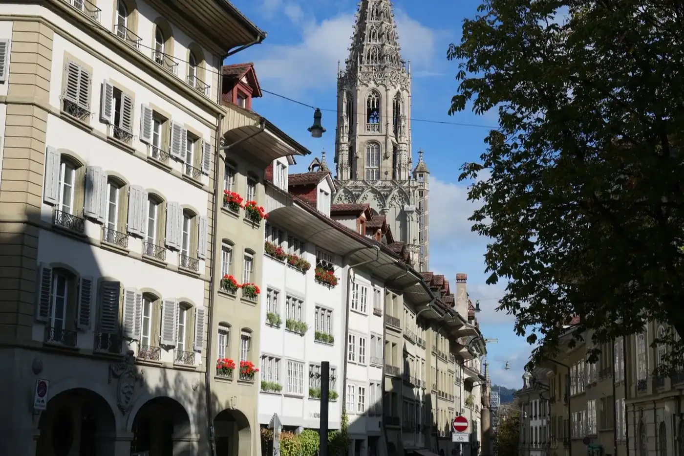 Gasse in der Berner Altstadt mit Münster – Kontakt ERSA Bestattungen Bern