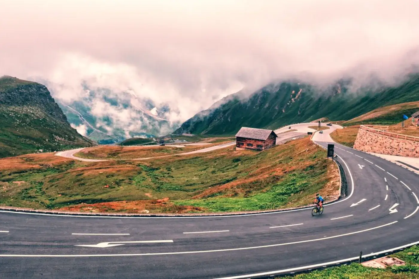 Bergstrasse in den Wolken – Überführung ins Ausland ab Bern